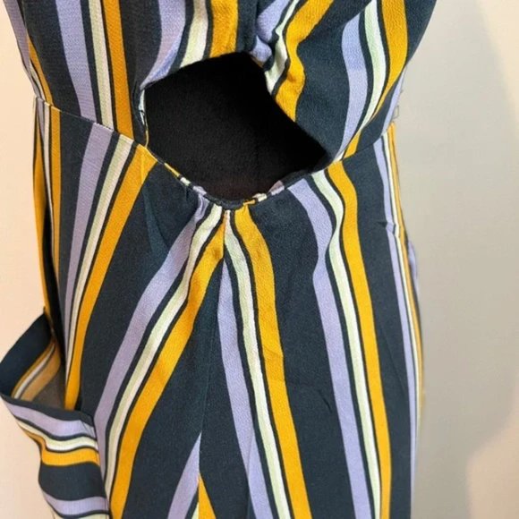 Side cutouts and front Pockets Sundress - Picture 4 of 6